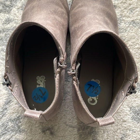 Woman’s Carlos Santana Booties - Picture 6 of 8